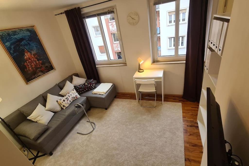 Cozy Right Next To The Castel *